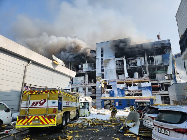 9월30일 오후 2시22분께 향남읍 상신리에 위치한 제약단지내 화일약품 공장 2층에서 폭발사고가 발생해 1명이 숨지고 18명이 부상을 당했다. (사진=경기소방본부)