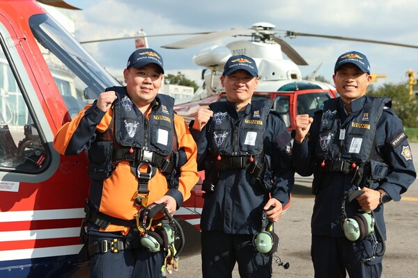 경기도&nbsp;특수대응단&nbsp;119항공 대기장과&nbsp;정비사들이&nbsp;무사고&nbsp;1만5.000시간&nbsp;달성기 념촬영을&nbsp;하고&nbsp;있다.&nbsp;사진&nbsp;왼쪽부터&nbsp;김승욱정 비사，김동진&nbsp;기장，이강화&nbsp;기장. (사진=경기소방재난본부)