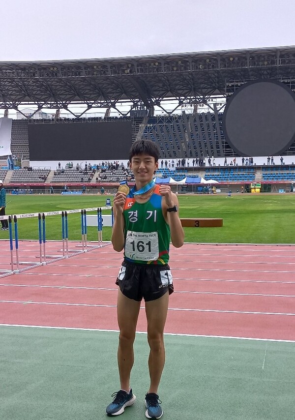경기도선수단 김태훈(경기체고) 선수가 5000m 남자육상에서 우승해 금메달을 보이고 있다.(사진=김인창기자)