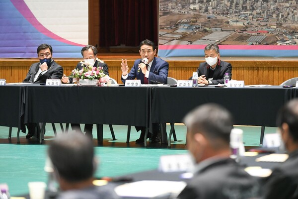 백영현 포천시장은 10월14일 소흘국민체육센터에서 소흘읍 주민과 2022년도 소흘읍의 발전 방향에 대해 의견을 수렴하는 공감&middot;소통 간담회 자리를 마련했다. (사진=포천시)