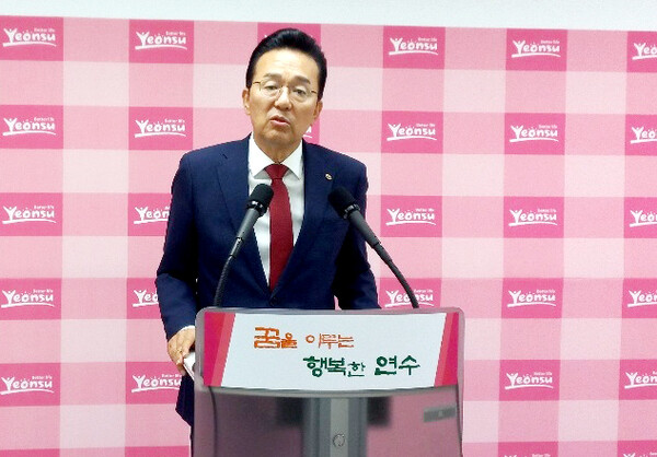 이재호 인천 연수구청장은 10월20일 구청 브리핑룸에서 열린 기자회견에서 &ldquo;대형사업비 부담이 과중해 비상경영이 불가피하다&rdquo;고 밝혔다. (사진=김종환 기자)