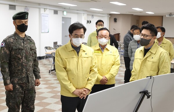 25일 오전 김동연 경기도지사가 연천군 연천읍 차탄리 주민대피시설을 찾아 현황을 보고받고 있다.