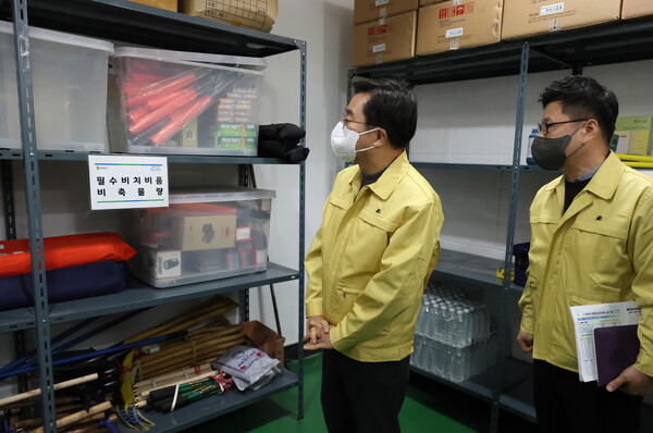 10월25일 오전 김동연 경기도지사가 연천군 연천읍 차탄리 주민대피시설을 찾아 현황을 보고받으며 주요시설을 살펴보고 있다. (사진=경기도)&nbsp;