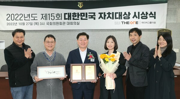 박승원 광명시장은 10월27일 &#39;제15회 대한민국 자치대상&#39; 단체장 부문에서&nbsp;기후위기 대응 정책 인정받아&nbsp; 환경노동 부분 대상을 수상했다. (사진=광명시)