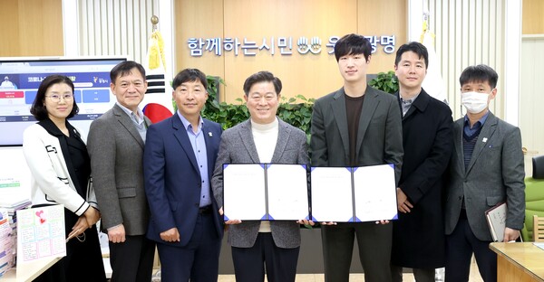 광명시가 자원순환 도시 조성을 위해 일회용 컵 사용을 줄이고 다회용 컵 사용 확산을 위해&nbsp;㈜뽀득과 다회용 컵의 사용률을 높이기로 하고 업무협약을 맺었다. (사진=광명시)