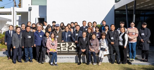 김동연 경기도지사는 11월4일 오전 수원시 팔달구 도담소(옛 경기도지사 공관)에서 민선 8기 공약사업을 점검&middot;평가할 도민배심원단을 위촉했다. (사진=경기도)