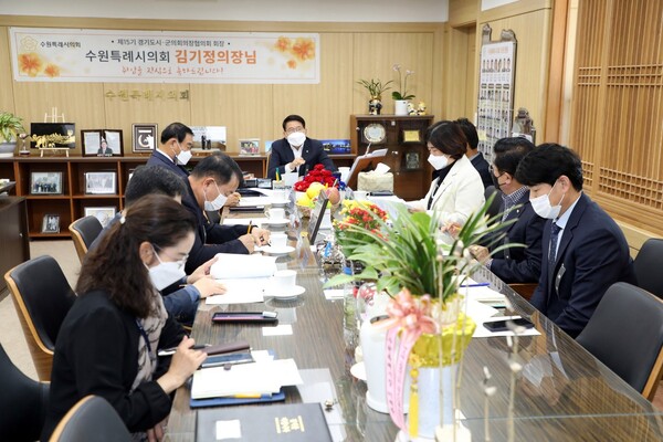 수원시의회는 10월31일 오전 의장실에서 이태원 압사 참사 관련 의장단 비상대책회의를 열고, 시 후속대책 방안을 공유하고 시의회 차원에서 후속대책 협조에 최선을 다하기로 했다. (사진=수원시의회)