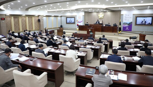 수원시의회는 10월25일 제2차 본회의를 마지막으로 제371회 제1차 정례회를 마무리했다.&nbsp;이날 제2차 본회의에서는 2021 회계연도 결산 및 예비비 지출 승인안과 2022년도 행정사무감사계획서 승인안 및 조례안, 동의안 등 50개의 안건을 의결했다. (사진=수원시의회)