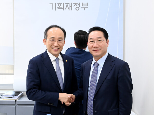 유정복 인천시장이 내년도 국비 확보를 위해 11월8일 다시 국회를 찾아&nbsp;중앙부처 장관과 국회 예결위와 상임위 위원을 잇달아 만나 국비확보와 지역 현안 해결을 위한 중앙정부와 국회의 적극적인 지원을 요청했다. 추경호 기획재정부 장관과 만난 유정복 시장. (사진=홍정윤 기자)