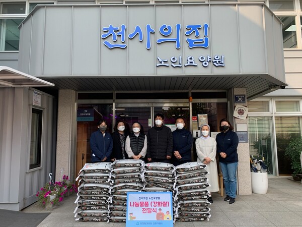  ※ 사진설명 : 신항사업소 직원들이 강화쌀를 전달하고 기념촬영을 하고 있다. 