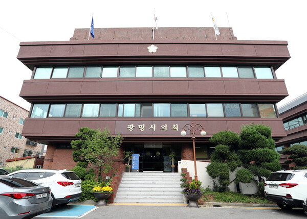 광명시의회는 11월11일 3층 운영위원회 회의실에서 이해충돌방지 위반 행위 신고에 따른 상담 및 자문 역할을 수행할 이해충돌방지 자문위원 위촉식을 가졌다.