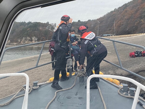 11월14일 인천해양경찰서에 따르면 전날 오후 4시 40분께 인천 옹진군 장봉도에서 70대 남성 A씨가 갑자기 심각한 호흡곤란 증세에 빠졌다. (사진=인천해경)