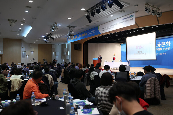 10월12일 경기도경제과학진흥원 광교홀에서 열린 2022 경기도 공론화 2차 숙의토론회에서 염태영 경제부지사가 인사말을 하고 있다. (사진=경기도)