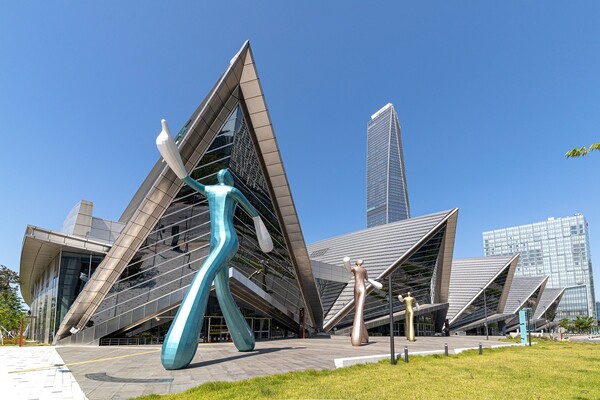 송도컨벤시아가 지난 11월11일&nbsp;국제전시협회(UFI) 인증을 획득했다.&nbsp;현재 송도컨벤시아에서 개최되고 있는 UFI 인증 전시회는 &lsquo;대한민국화학대전&rsquo; &lsquo;국제치안산업박람회&rsquo; &lsquo;국제해양ㆍ안전대전&rsquo;이 있다. (사진=인천관광공사)