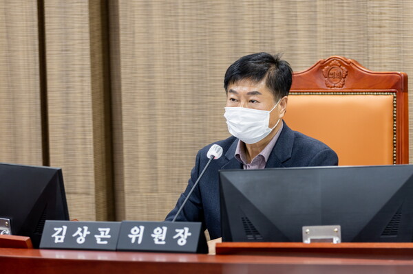 김상곤(국민의힘, 평택1) 의원은 11월14일 상임위원회 회의실에서 경기도 환경국을 대상으로 진행된 행정사무감사에서 농지의 폐기물 불법매립을 근절하기 위한 대책을 마련하라고 요구했다. (사진=경기도의회)
