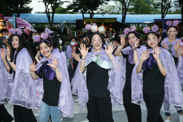 1-2. 7월 9일 부천시청 잔디광장에서 열린 제26회 부천국제판타스틱영화제 퍼레이드 행사에서 경기예고 학생들이 손을 흔들며 인사를 하고 있다