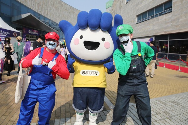 1-4. 코스프레를 한 참가자들이 부천시 마스코트 부천핸썹(가운데)과 함께 10월 4일 제25회 부천국제만화축제가 열린 한국만화박물관 앞에서 사진 촬영을 하고 있다