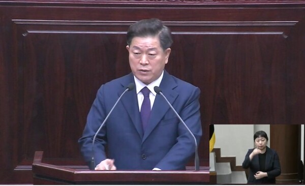 박승원 광명시장이 시정연설을 통해 내년도 예산 평성방향에 대해 설명하고 있다