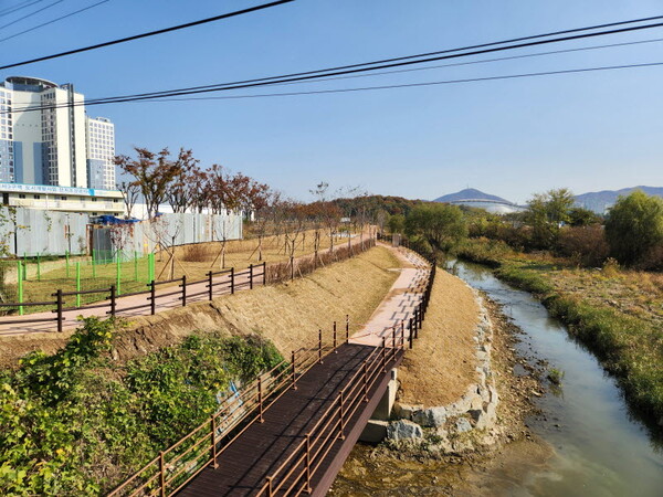 인천 서구가 청라 경계에서부터 아시아드사거리까지 1.9km 구간에 이르는 경서3구역 주변 공촌천 생태환경 개선사업을 완료했다. (사진=인천 서구)