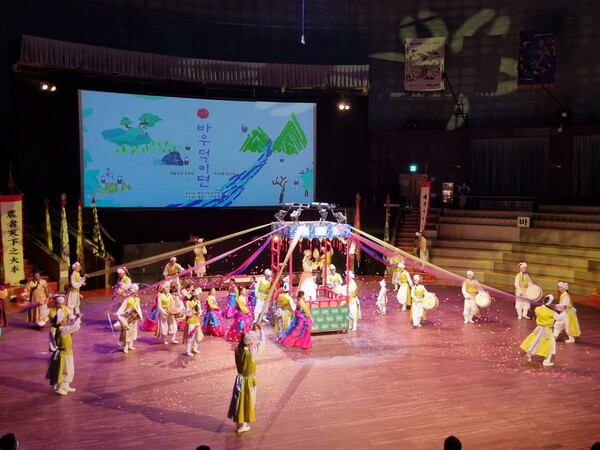 지난 3월부터 시작된 안성시 남사당 상설공연이 지난 11월26일 폐막공연을 끝으로 대장정의 막을 내렸다.&nbsp;올해 총 69회 진행된 상설공연은 관람객이 1만5358명에 달했다. (사진=안성시)