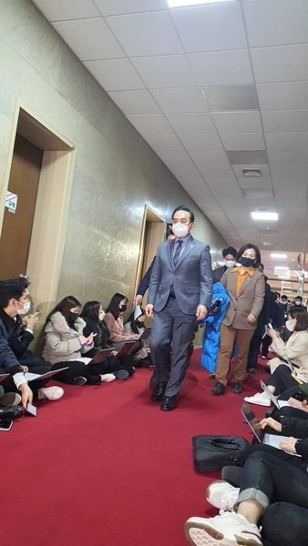 12월1일 오후 2시로 예정된 국회 본회의를 김진표 의장이 개의하지 않자 박홍근 원내대표 등 민주당 지도부가 의장집무실을 항의방문하고 있다. (사진=홍정윤 기자)