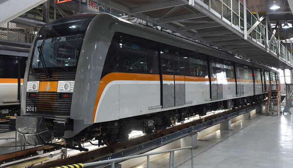 인천시는 오는 12월9일부터 인천도시철도 2호선에 새로 제작된 전동차 6대를 추가 투입한다고 밝혔다.&nbsp;인천도시철도 2호선 신조전동차. (사진=인천시)