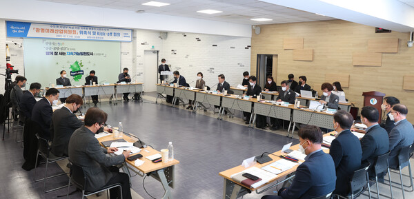 광명시가 명품 자족도시로의 대전환을 준비하기 위해 추진한&nbsp;&lsquo;광명미래산업위원회&rsquo;가 12월7일 중회의실에서 첫 회의를 열고 공식 출범을 알렸다.(사진=광명시)
