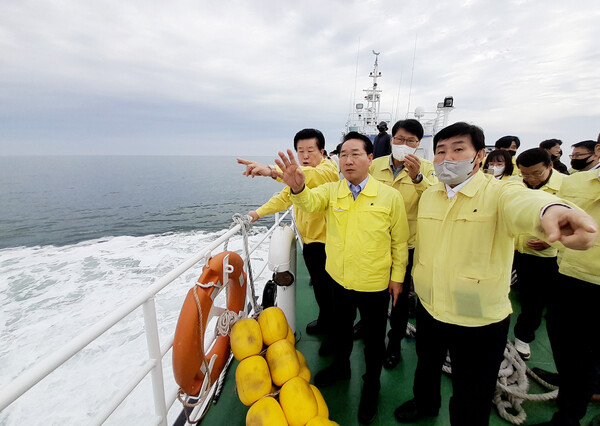 인천시는 내년 2월 시행할 조직개편에 서해5도 관련 업무를 한 곳에서 총괄 대응하기 위한 전담 조직인 ‘서해5도 특별지원단(TF)’을 신설할 계획이라고 밝혔다. 앞서, 유정복 시장은 지난 10월16일 연평도를 방문한 자리에서 서해5도를 특별행정구역으로 격상시키고 특단의 행정·재정·안보 대책을 수립하겠다는 뜻을 밝힌 바 있다. (사진=인천시)