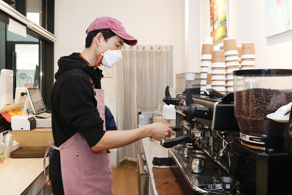 1-5. 수지장애인복지관 까페 뜨랑슈아 SAY 매니저 김준형 씨가 커피를 내리고 있다.