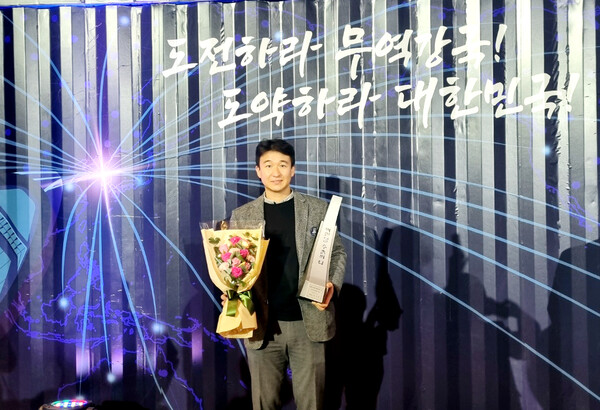 지난 12월5일 서울 코엑스에서 열린 제59회 무역의 날 기념식에서 경기 도내 유망중소기업인 아이케이푸드(주) 이창훈 대표이사가 산업통상자원부장관 표창과 100만불 수출탑을 수상했다. (사진=아이케이푸드)