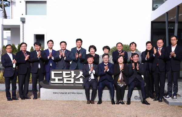 8일 수원시 팔달구 도담소에서 열린 여·야·정 협의체 위원 오찬 간담회에서 김동연 경기도지사와 염종현 경기도의회의장, 남종섭 경기도의회 더불어민주당 대표의원, 곽미숙 경기도의회 국민의힘 대표의원 등 여·야·정 협의체 위원들이 기념촬영을 하고 있다.(아랫줄 왼쪽부터 남종섭 경기도의회 더불어민주당 대표의원, 김동연 경기도지사, 곽미숙 경기도의회 국민의힘 대표의원, 염종현 경기도의회의장.)