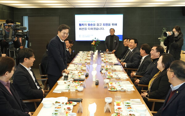 12월8일 수원시 팔달구 도담소에서 열린 여&middot;야&middot;정 협의체 위원 오찬 간담회에서 김동연 경기도지사가 인사말을 하고 있다. (사진=경기도)