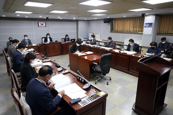 수원시의회 기획경제위원회는 제372회 제2차 정례회 기간 중인 9일 회의를 개최하고 조례안 등 8건의 안건을 심사했다. (사진=수원시의회)