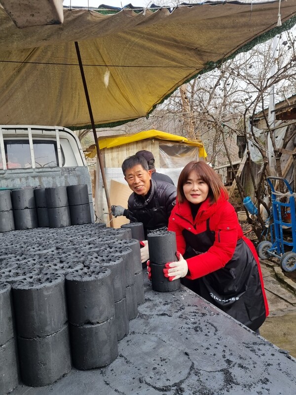 박영배 영남향우회신도지회 고문이 고양시 취약계층에게 연탄 250장씩 500장을 전달했다. (사진=이승철 기자)