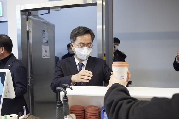 김동연 지사가 15일 도청 카페에서 다회용 컵에 음료를 받아 1회용 플라스틱 제로화에 대해 차를 마시며 대화를 나눈 뒤 사용한 컵을 반납했다.(사진=경기도) 