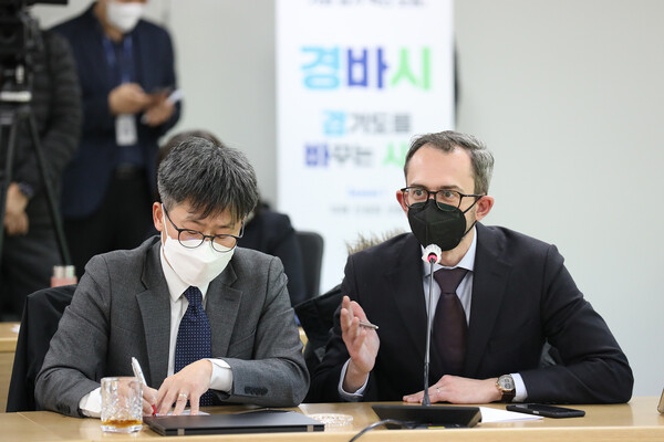 12월15일 오후 경기도청 4층 다목적회의실에서 열린 기회경기 혁신포럼 &lsquo;경바시(경기도를 바꾸는 시간)&rsquo;에서 염광희 아고라 에네르기벤데 한국 프로젝트 매니저가 자유토론에서 발언을 하고 있다. (사진=경기도)