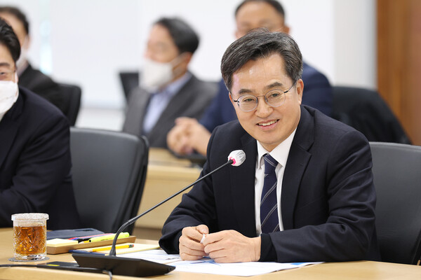 12월15일 오후 경기도청 4층 다목적회의실에서 열린 기회경기 혁신포럼 &lsquo;경바시(경기도를 바꾸는 시간)&rsquo;에서 김동연 경기도지사가 인사말을 하고 있다. (사진=경기도)