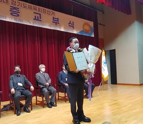 이원성 당선인이 15일 수원시 권선구 경기종합노동복지회관 3층에서 경기도선거관리위원회로부터 당선증을 교부받고 있다.(사진=김인창기자)