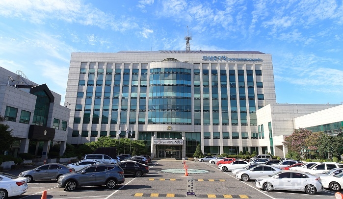 인천시 남동구는 내년 예산을 8천690억원으로 편성하고 남동구의회에 예산안을 제출했다. 올해 당초 예산액보다 731억원(9.19%)이 늘어난 규모로 사회안전망 확충을 위한 사회복지 분야가 전체예산의 63.82%로 가장 큰 비중을 뒀다. 