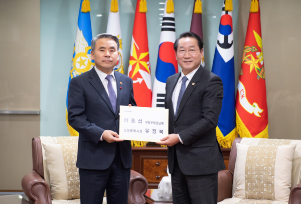 유정복 시장은 지난 12월19일 국방부를 방문해 이종섭 장관을 만나 인천상륙작전 행사를 국가행사로 격상시키는데 협력해 줄 것을 건의했다. (사진=인천시)