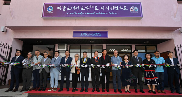 유정복 인천광역시장이 20일(현지시간) 하와이에서 열린 이민 120주년 기념 사진전 개막식에서 허식 시의회 의장, 샘 모쿠 호놀룰루 비서실장, 조명우 인하대학교 총장 등 참석 내빈들과 테이프 커팅을 하고 있다. (사진=인천시)