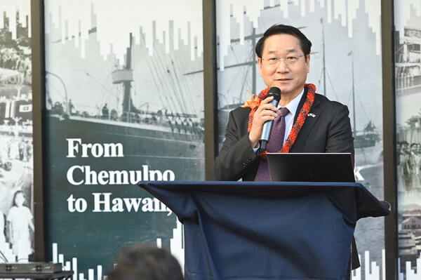 유정복 인천광역시장이 20일(현지시간) 하와이에서 열린 이민 120주년 기념 사진전에서 인사말을 하고 있다. (사진=인천시)