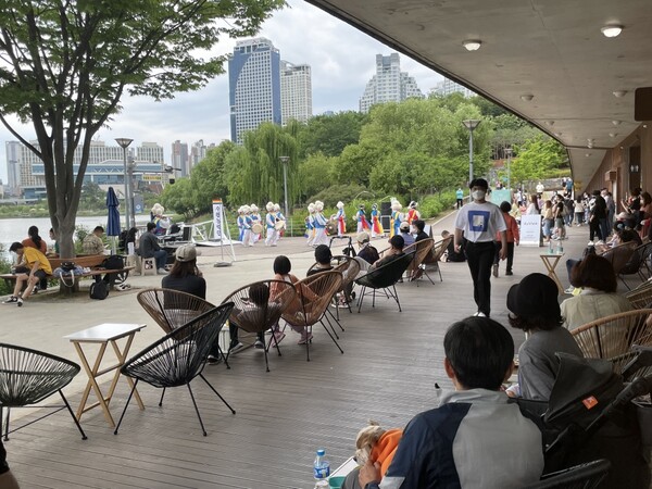 수원시는 지난&nbsp;지난 11월14일부터 12월11일까지 광교호수공원을 찾은 이용객 200명을 대상으로 한 조사결과 시민들의 만족도가 88.6점(100점 만점)에 이르는 것으로 나타났다.&nbsp;광교호수공원 나루터 카페(케뷔아). (사진=수원시)