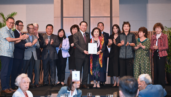 하와이 이민 120주년을 맞아 미국 호놀룰루시를 방문 중인 유정복 시장이 미주 한인 방송국 라디오 프로그램에 출연해 재외동포청 인천 유치의 당위성을 알렸다. 사진은 유정복 인천시장이 지난 20일(현지시간) 하와이 프린스호텔에서 열린 이민 120주년 기념 인천의날에서 재외동포청 인천광역시 유치 지지선언문을 전달받는 모습. (사진=인천시)