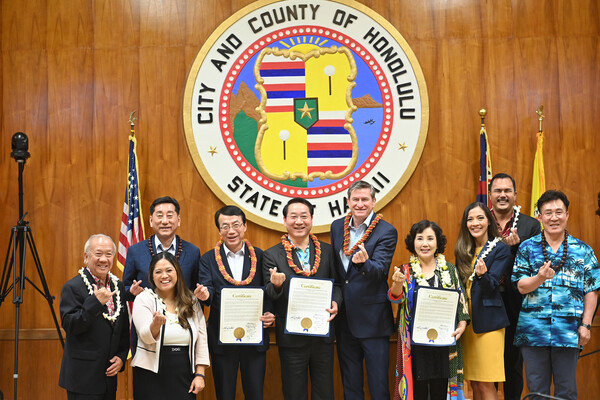 하와이 이민 120주년을 맞아 호놀룰루시를 방문 중인 유정복 인천시장과 허식 시의회 의장이 12월21일(현지 시간) 릭 블랭지아르디(Rick Blangiardi) 호놀룰루시장과 토미 워터스(Tommy Waters) 호놀룰루시의회 의장을 만나 양 도시 간 교류 협력 방안을 논의했다.