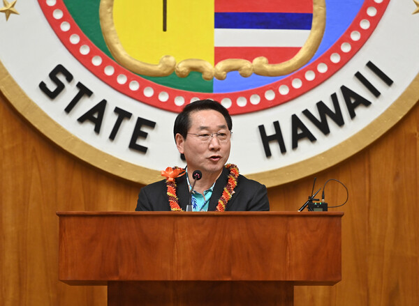 유정복 인천시장이 21일(현지시간) 미국 하와이 호놀룰루 의회를 방문해 인사말을 하고 있다.