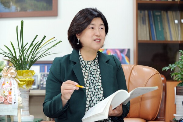 수원시의회 도시환경위원회 조미옥(민주당, 평동&middot;금곡동&middot;호매실동) 위원장은 12월22일 수원컨벤션센터에서 열린 탄소중립을 위한 타운홀 미팅에 참석해 2050 탄소중립 중심도시로서 수원시가 도약할 수 있도록 행정적&middot;재정적 지원에 철저해야 한다고 강조했다. (사진=수원시의회)