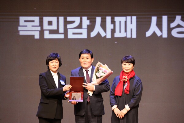 문경복 옹진군수는 12월22일 여의도 63빌딩 그랜드볼룸에서 열린 전국 소상공인 연합회 주최 &lsquo;2022 초정대상 및 목민상 시상식&rsquo;에서 지방자치단체장 부문 목민상을 수상했다. (사진=옹진군)