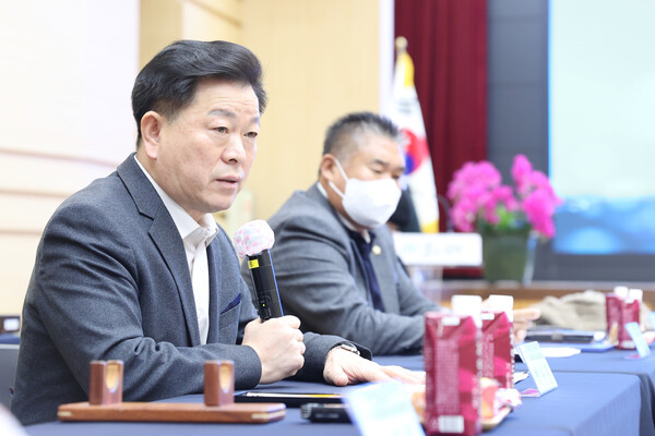 광명시는 12월22일 시청 대회의실에서 광명시 노사민정협의회를 개최하고 노사민정 상생발전 공동선언과 함께 일자리 대책 종합계획을 채택했다. 광명시 노사민정협의회에서 발언하는 박승원 시장. (사진=광명시)