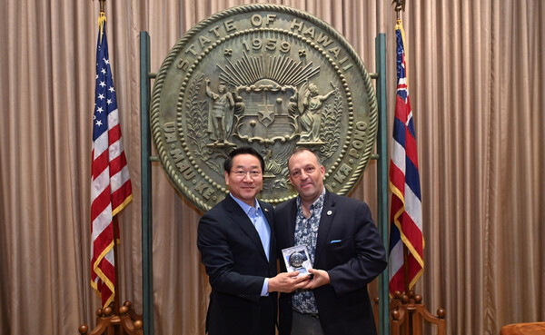 유정복 인천광역시장이 22일(현지시간) 미국 하와이 호놀룰루 하와이 주청사에서 조쉬 그린(Josh Green) 주지사와 교류 협력방안 등의 논의를 마치고 기념촬영을 하고 있다.